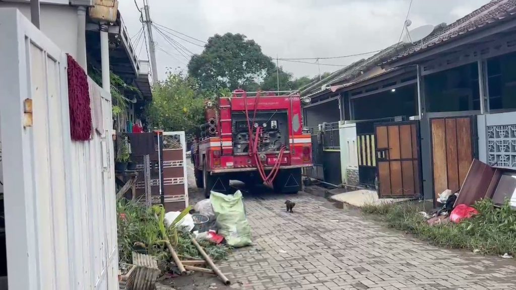 Satu unit mobil Damkar saat memasuki blok rumah warga untuk membantu membersihkan rumah. (Jejakbanten/RK)