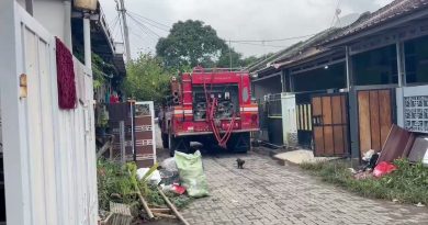 Satu unit mobil Damkar saat memasuki blok rumah warga untuk membantu membersihkan rumah. (Jejakbanten/RK)