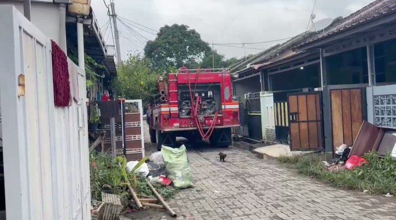 Satu unit mobil Damkar saat memasuki blok rumah warga untuk membantu membersihkan rumah. (Jejakbanten/RK)