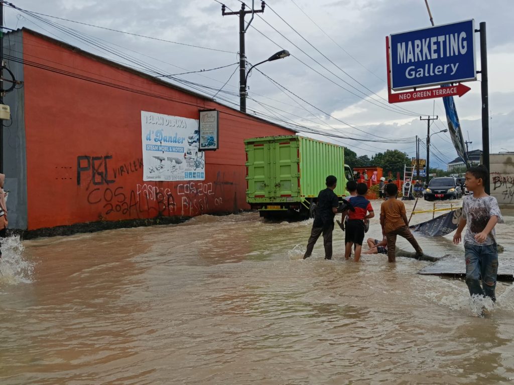 Sejumlah anak di tengah banjir. (Jejakbanten/RK)