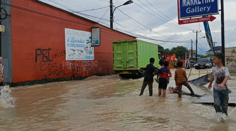 Sejumlah anak di tengah banjir. (Jejakbanten/RK)