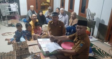 DPMPTSP Kabupaten Serang Salurkan Bantuan Sembako Untuk Korban Terdampak Banjir di Carenang