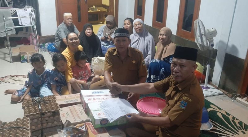 DPMPTSP Kabupaten Serang Salurkan Bantuan Sembako Untuk Korban Terdampak Banjir di Carenang