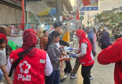 Waspada Abu Vulkanik GAK, PMI Kota Serang Bagi-bagi Masker ke Masyarakat