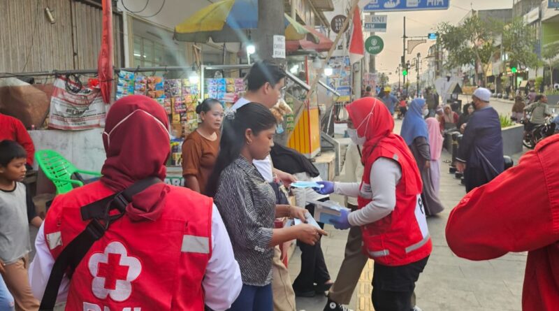 Waspada Abu Vulkanik GAK, PMI Kota Serang Bagi-bagi Masker ke Masyarakat