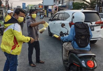 Golkar Banten Bagikan Masker kepada Warga Terdekat Gunung Anak Krakatau