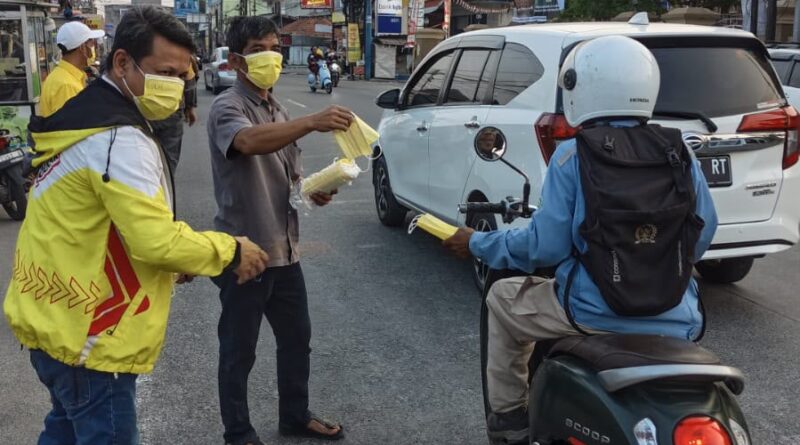 Golkar Banten Bagikan Masker kepada Warga Terdekat Gunung Anak Krakatau