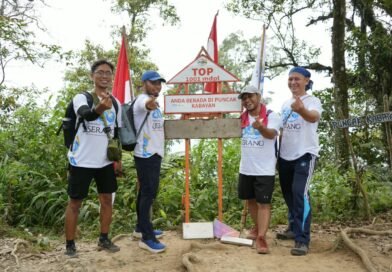 Bendera 500 Tahun Kabupaten Serang Dikibarkan di Puncak Gunung Prakasak Ciomas