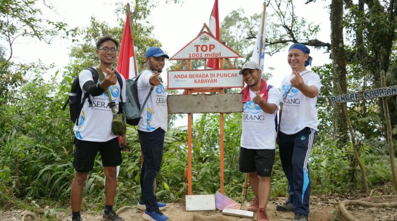 Bendera 500 Tahun Kabupaten Serang Dikibarkan di Puncak Gunung Prakasak Ciomas